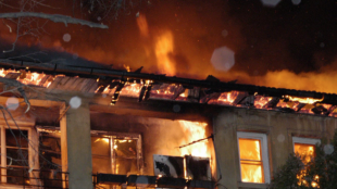 Изгоря култовото в близкото минало кафене Лого в Перник  Пожарът