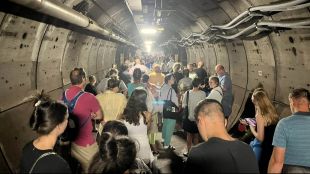 Десетки пътници заседнаха с часове под Ламанша Причината бе повреда