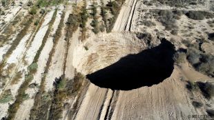 Властите в Чили разследват мистериозна дупка с диаметър около 25