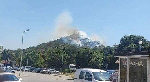 Огромен пожар обхвана Младежкия хълм в Пловдив. Гори целият западен