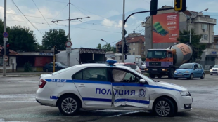 Лек автомобил удари полицейска кола на кръстовището на ул Житница