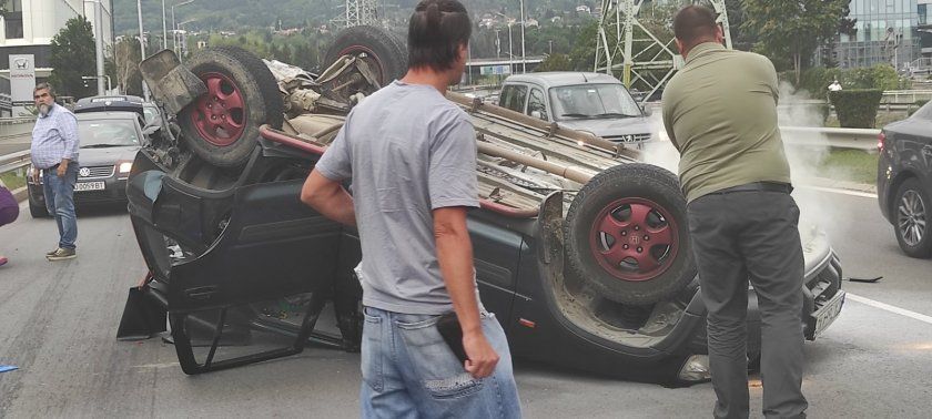 Катастрофа на столичния булевард България - автомобил се обърна по