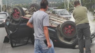 Катастрофа на столичния булевард България автомобил се обърна по