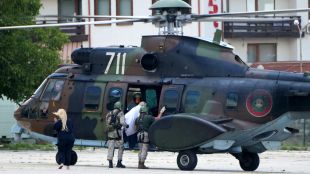 Дежурен екипаж на вертолет Кугар от състава на Военновъздушните сили