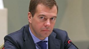 Бившият руски президент Дмитрий Медведев е предприел изненадващо пътуване до