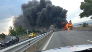 Запалилият се автобус който затвори АМ Тракия в понеделник следобед