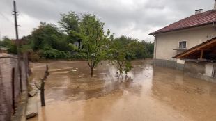 Пет села под водата спасяват бедстващи с хеликоптерСвлачища спряха влакове