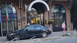 Шофьор се блъсна в автомобили на посолството на България в