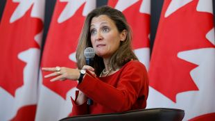 Кристия Фрийланд е министър на финансите и вицепремиер на КанадаТрюдо