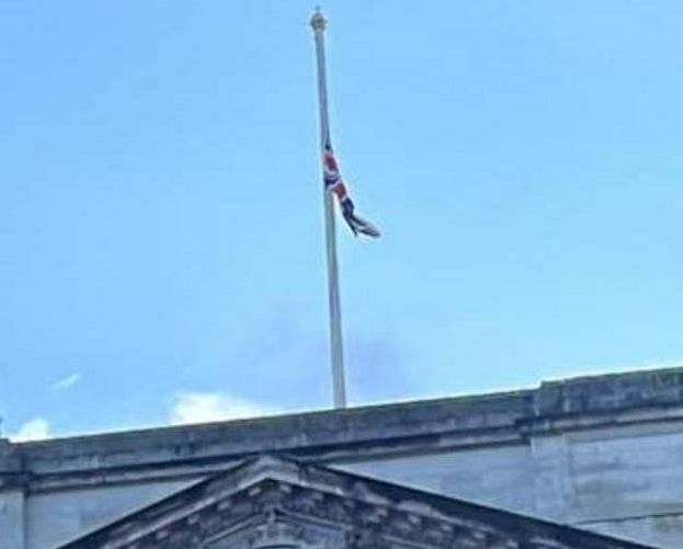Знамето на Бъкингамския дворец беше спуснато наполовина в 18:30 ч.