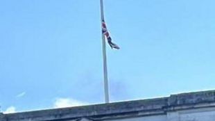 Знамето на Бъкингамския дворец беше спуснато наполовина в 18 30 ч