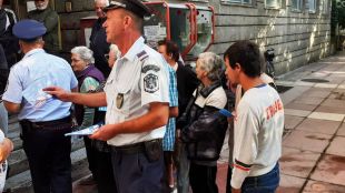 Полицаи от РУ Нови пазар Шуменско използваха раздаването на пенсиите и