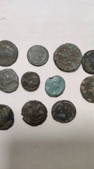 Старинни монети и плочка с неправилна форма и надпис са