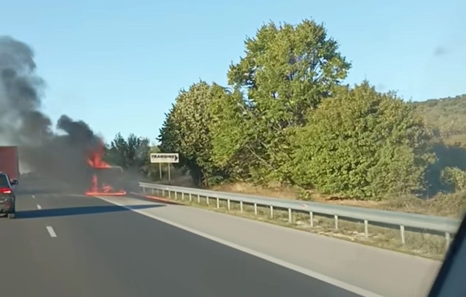 Микробус се е запалил тази сутрин по автомагистрала Хемус.Инцидентът е