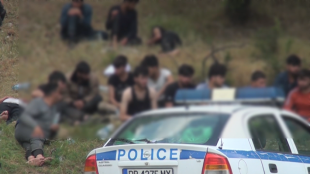 Полицаи откриха 14 мигранти превозвани в лека кола Служителите на