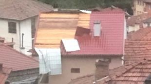 Бурен вятър повреди покриви на жилищни и обществени сгради в