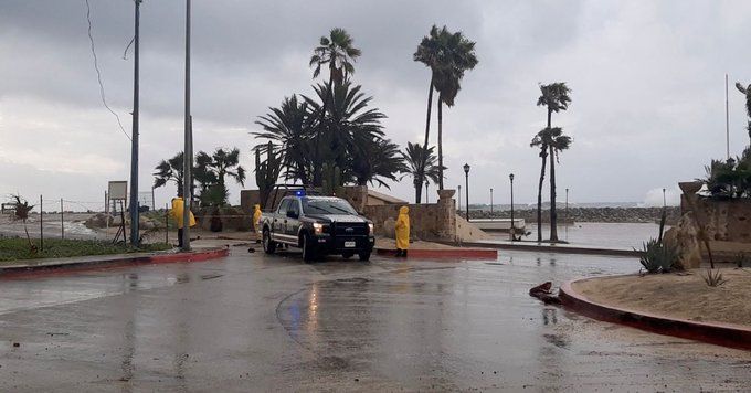 Ураганът Кей връхлетя мексиканския полуостров Долна Калифорния, където властите отвориха