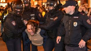 Руската полиция е арестувала стотици протестиращи срещу решението на Кремъл