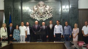 Главният прокурор Иван Гешев награди 7 души помагали на пострадалите