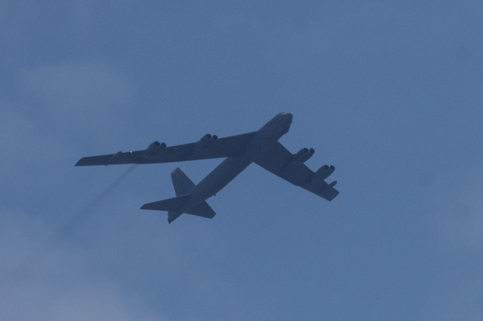 Два военни американски бомбардировачи В-52 са прелетели над Скопие. Самолетите