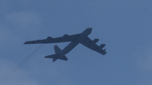 Два военни американски бомбардировачи В 52 са прелетели над Скопие Самолетите