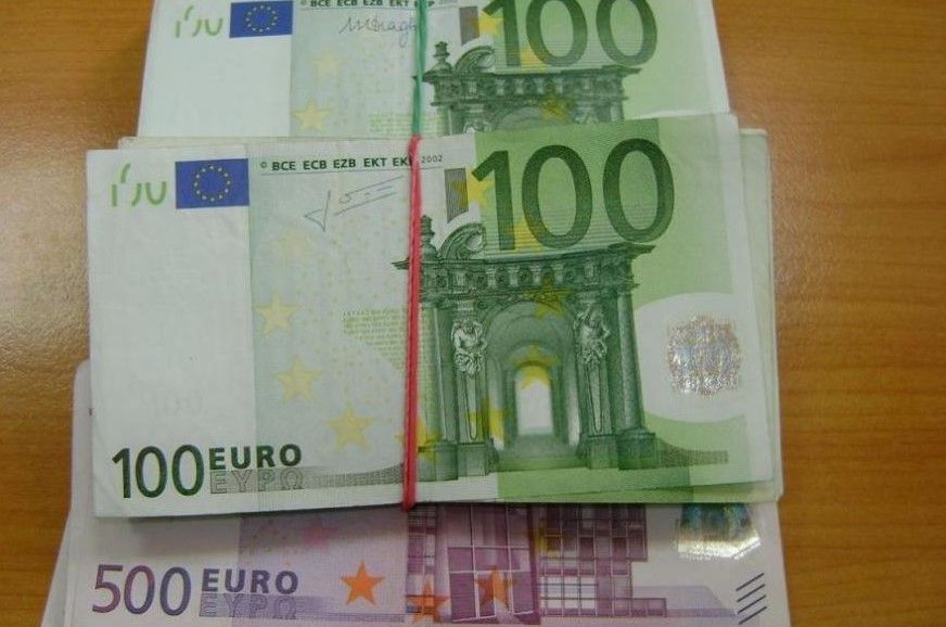 Митнически служители откриха недекларирани 189 050 евро на Митница Русе,