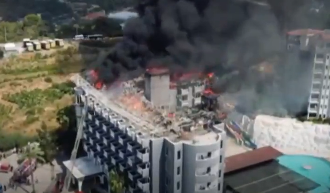 Голям пожар в петзвезден хотел в курорта Алания, Южна Турция,