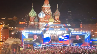 "Добре дошли у дома": Близо 200 000  руснаци празнуват на Червения площад, Путин обеща победа (ВИДЕО)