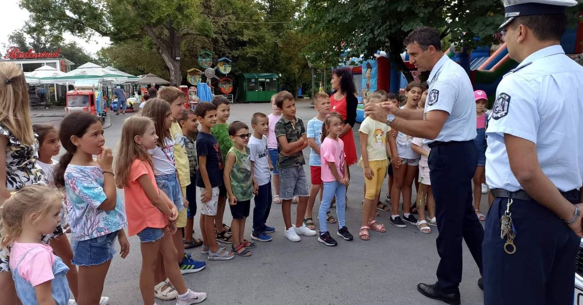 Шуменската фирма Алкомет дари ранички със светлоотразителна лентаШуменски полицаи изнесоха
