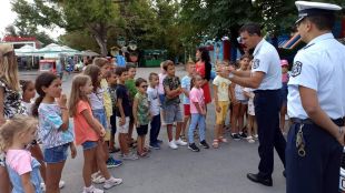 Шуменската фирма Алкомет дари ранички със светлоотразителна лентаШуменски полицаи изнесоха