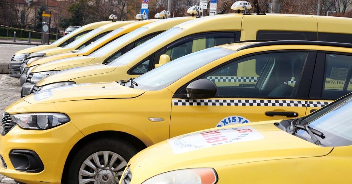 Таксиметрови шофьори от цялата страна излязоха на протест пред Съдебната
