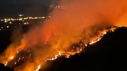 Голям горски пожар бушува в турския средиземноморски окръг Мугла, като