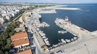В гръцкото пристанище Александруполис пристига транспортен кораб с американско военно