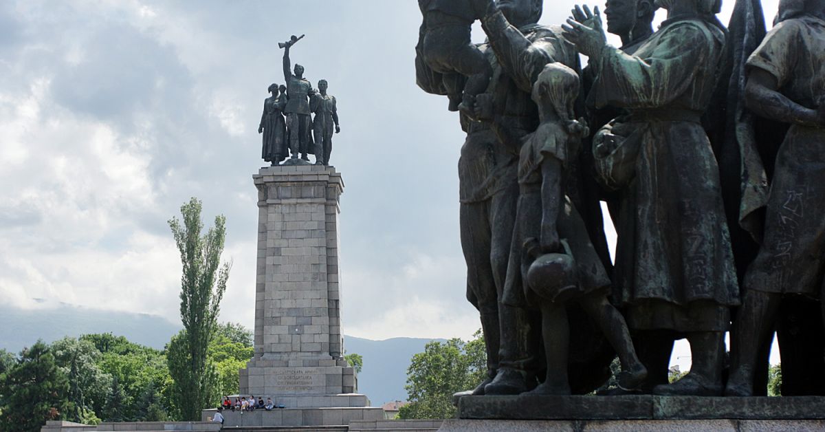 Свeтлините на съветските паметници в София и Пловдив угаснаха в