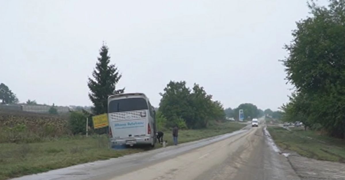 Автобус с 30 работници е пометен от стихията в Добричко.