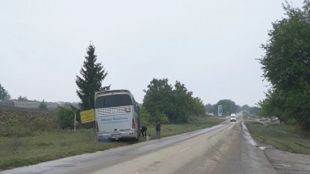 Автобус с 30 работници е пометен от стихията в Добричко
