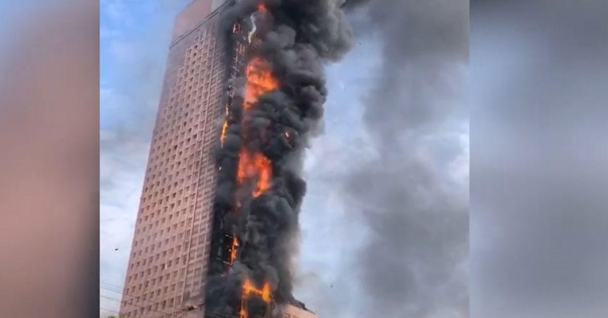 Огромен пожар горя в небостъргач, в който се помещава държавният