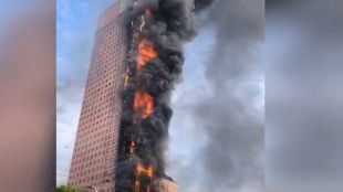 Огромен пожар горя в небостъргач в който се помещава държавният