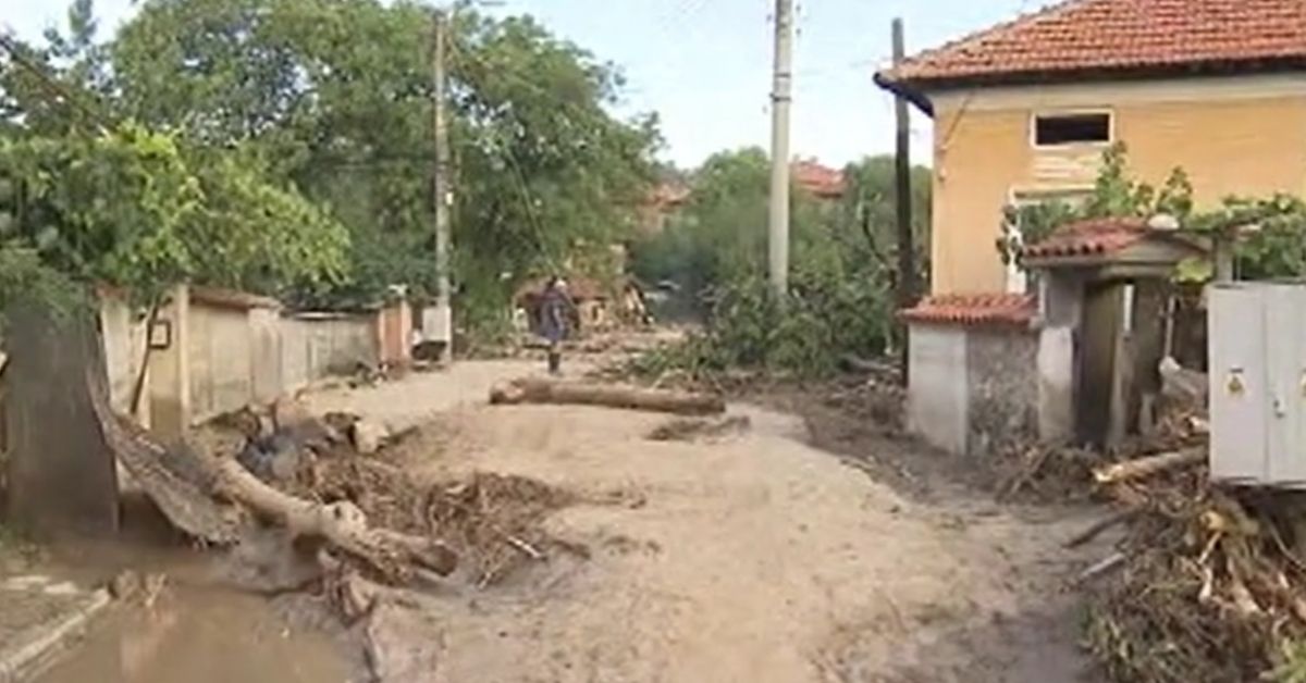 Щетите след потопа в село Богдан са огромни. Семейство вижда