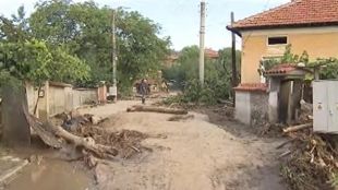 Щетите след потопа в село Богдан са огромни Семейство вижда