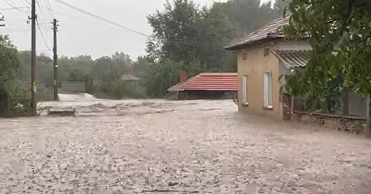 Започна евакуацията на бедстващите хора в карловското село Богдан.На място