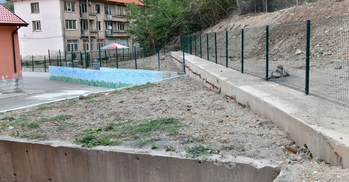 Опасно свлачище насред сливенското село Сотиря бе укрепено от общината