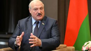 Беларуският президент Александър Лукашенко заяви че няма да се поколебае