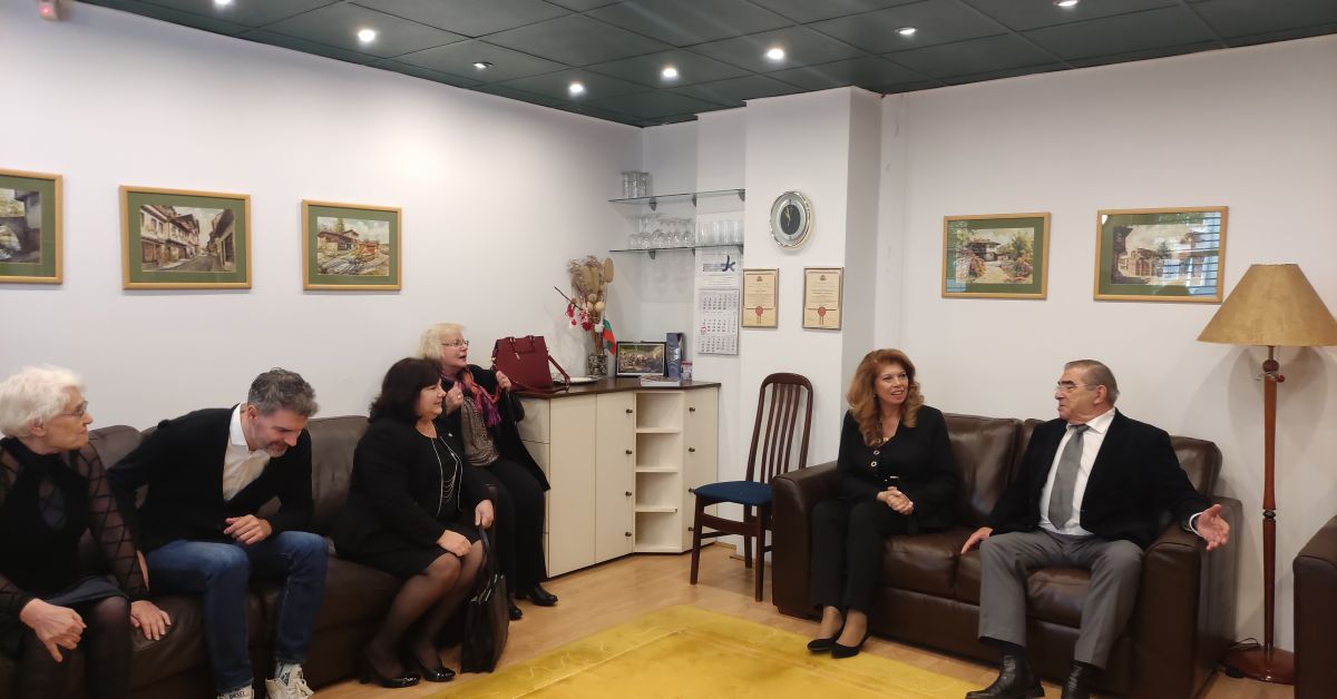Вицепрезидентът Илияна Йотова обеща пари за българските общности в чужбина,