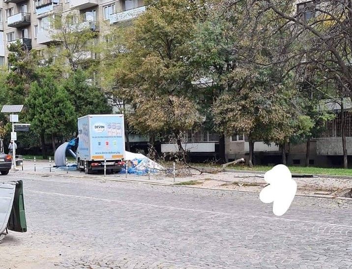 Камион се вряза в спирка на градския транспорт в София.