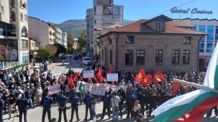 Македонци хвърляха яйца по новия български културен център в Охрид