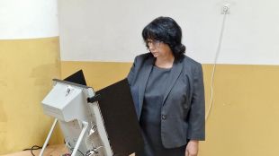 Бившият министър на енергетиката Теменужка Петкова гласува на предсрочните парламентарни
