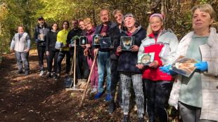 Доброволци почистиха обрасла пътека в  живописния парк Кьошкове в Шумен