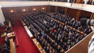 Заседанието на парламента ще продължи утреРашидов Народът ще измете всички