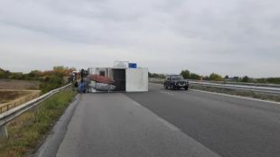 Кемпер се преобърна на магистрала Тракия край Пловдив и блокира